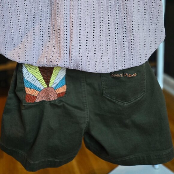 New York & Co Super High-Waisted Short – UNIQUE EMBROIDERY DESIGN - Picture 3 of 7